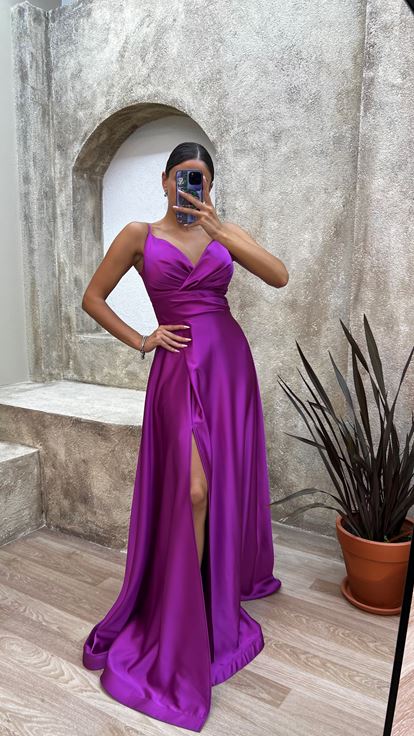 Vestido de noche de satén con correa de cuerda fucsia con cuello de corazón