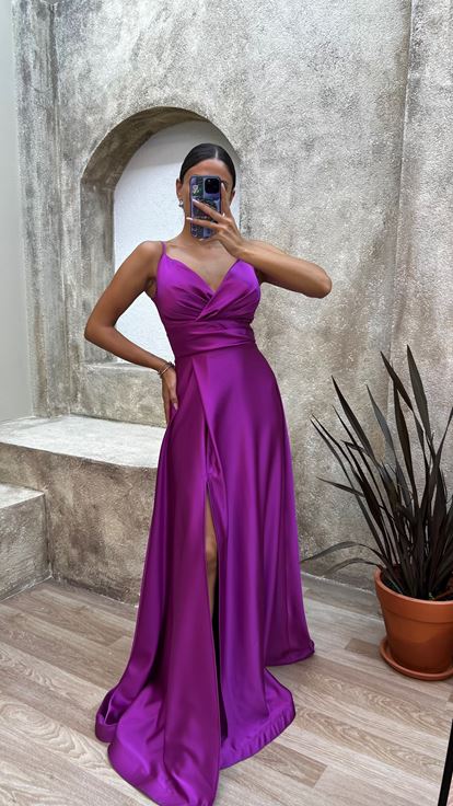 Vestido de noche de satén con correa de cuerda fucsia con cuello de corazón