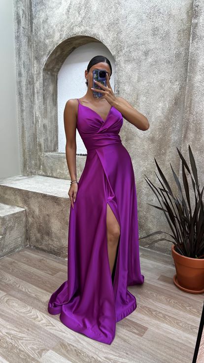 Vestido de noche de satén con correa de cuerda fucsia con cuello de corazón