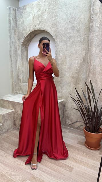 Vestido de noche de satén con cuello de corazón con correa de cuerda roja