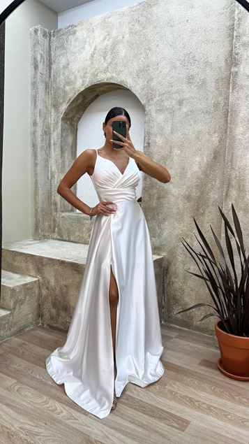 Vestido de noche de satén con cuello de corazón con correa de cuerda blanca