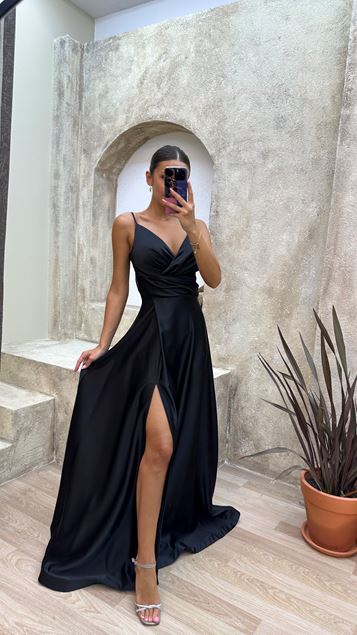 Schwarzes Abendkleid aus Satin mit Kordelträgern und herzförmigem Ausschnitt