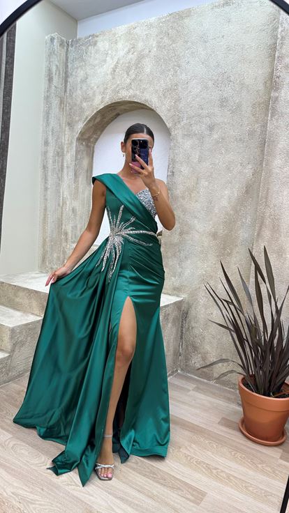 Zümrüt Yeşili Tek Omuz İşlemeli Saten Abiye Elbise