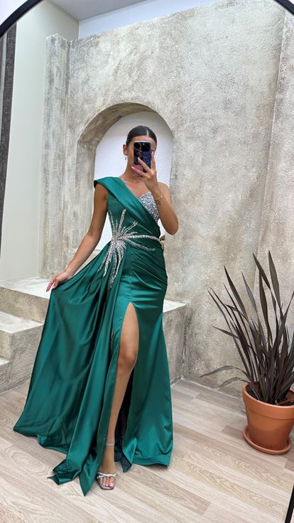 Zümrüt Yeşili Tek Omuz İşlemeli Saten Abiye Elbise