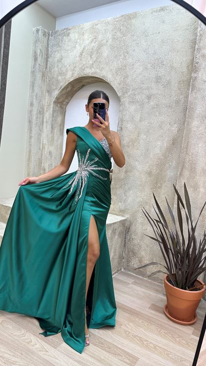 Zümrüt Yeşili Tek Omuz İşlemeli Saten Abiye Elbise