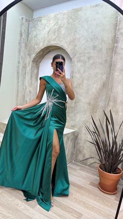 Zümrüt Yeşili Tek Omuz İşlemeli Saten Abiye Elbise