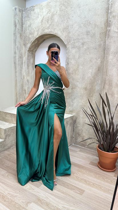 Zümrüt Yeşili Tek Omuz İşlemeli Saten Abiye Elbise