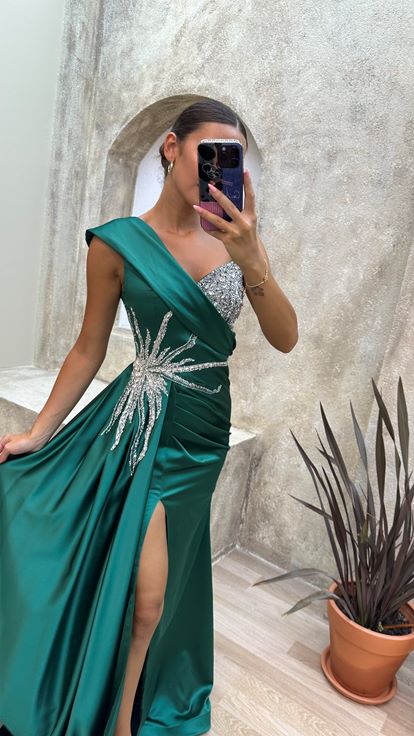 Zümrüt Yeşili Tek Omuz İşlemeli Saten Abiye Elbise