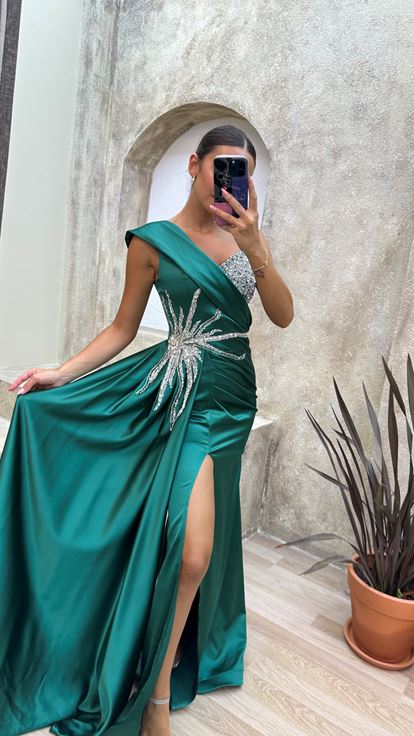 Zümrüt Yeşili Tek Omuz İşlemeli Saten Abiye Elbise
