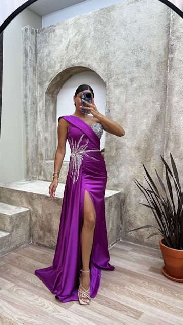 Vestido de noche de satén bordado de un hombro fucsia