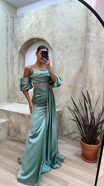 Vestido de noche de satén con correa de cuerda verde menta con detalle transparente