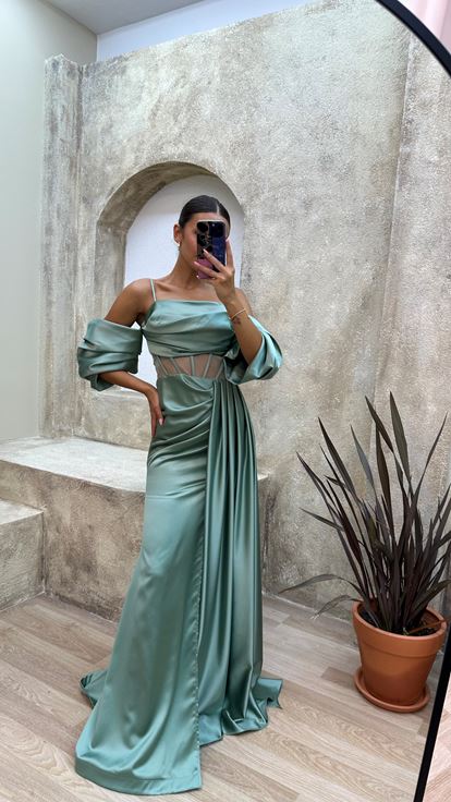 Vestido de noche de satén con correa de cuerda verde menta con detalle transparente