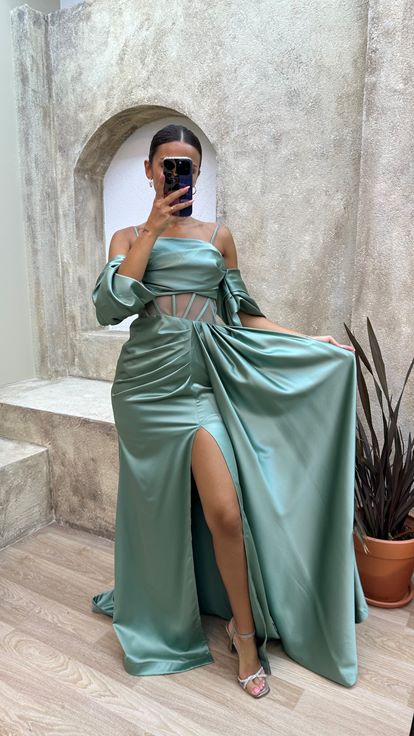 Vestido de noche de satén con correa de cuerda verde menta con detalle transparente
