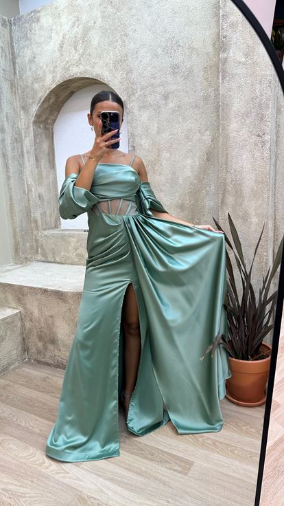 Vestido de noche de satén con correa de cuerda verde menta con detalle transparente