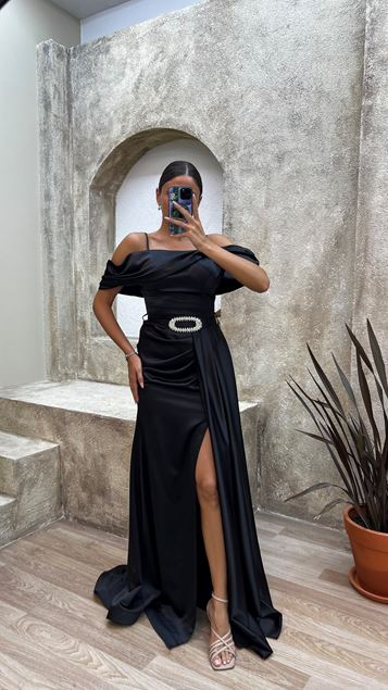 Vestido de noche de satén drapeado con correa de cuerda negra con cuello de lazo