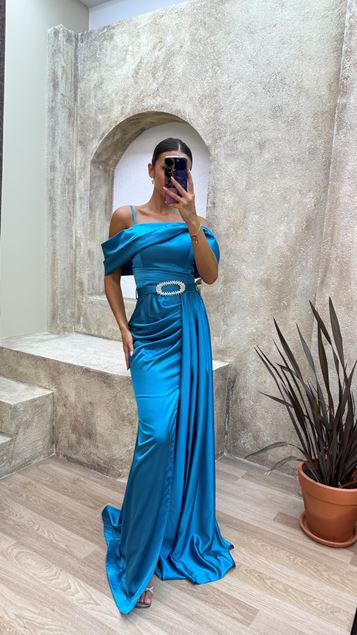 Vestido de noche de satén drapeado con correa de cuerda turquesa con cuello de lazo drapeado