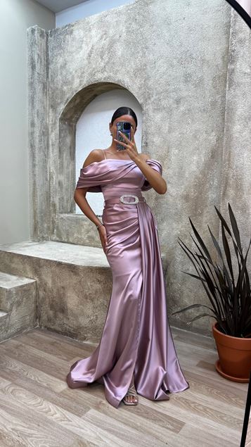 Vestido de noche de satén drapeado con correa de cuerda de polvo con cuello de lazo drapeado