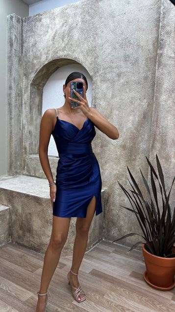Mini robe de soirée en satin drapée bleu marine