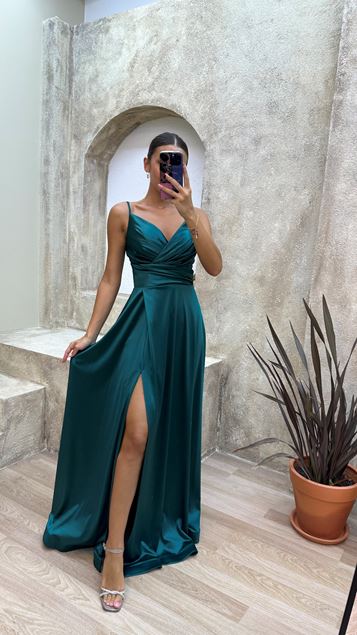 Smaragdgrünes Abendkleid aus Satin mit Seilträgern