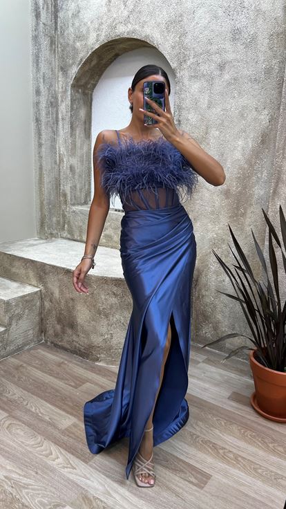 فستان سهرة من الساتان الأزرق الداكن بحمالات رفيعة وتفاصيل من الريش على الصدر والخصر