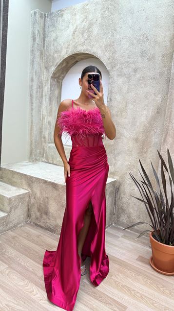 Vestido de noche de satén con correa de cuerda fucsia en el pecho con plumas en la cintura