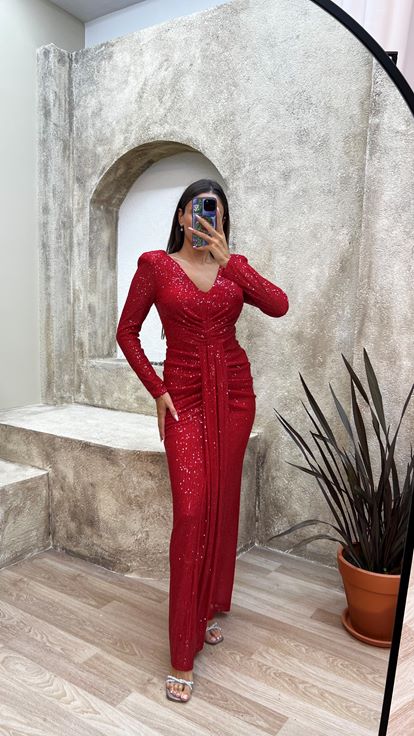 فستان سهرة أحمر مزين بالترتر مع خصر مكشكش