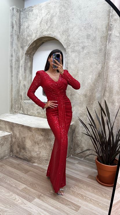 فستان سهرة أحمر مزين بالترتر مع خصر مكشكش