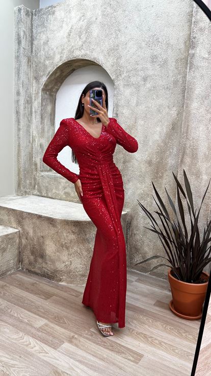 فستان سهرة أحمر مزين بالترتر مع خصر مكشكش