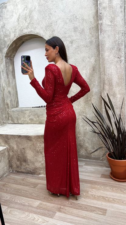 فستان سهرة أحمر مزين بالترتر مع خصر مكشكش