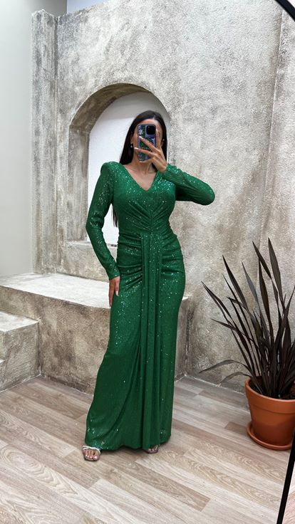 فستان سهرة أخضر مزين بالترتر مع خصر مكشكش