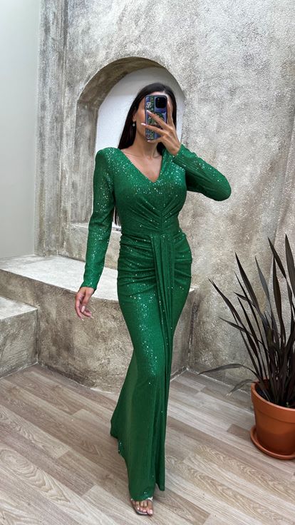 فستان سهرة أخضر مزين بالترتر مع خصر مكشكش