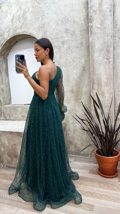 فستان سهرة من التول بأكمام واحدة من الزمرد