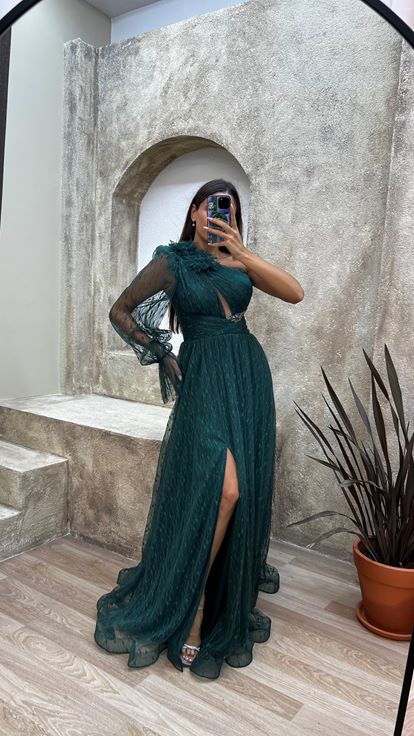 فستان سهرة من التول بأكمام واحدة من الزمرد