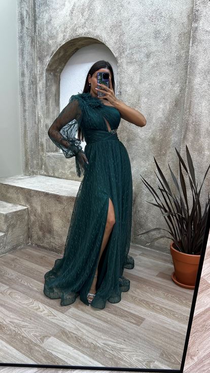 فستان سهرة من التول بأكمام واحدة من الزمرد