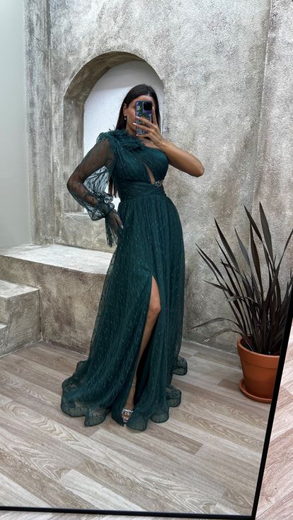 فستان سهرة من التول بأكمام واحدة من الزمرد