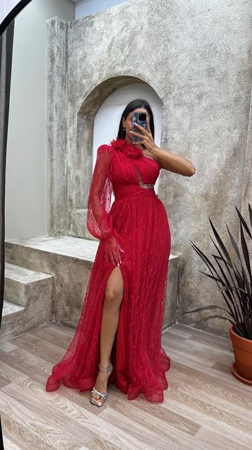 Vestido de noche de tul rojo de una sola manga