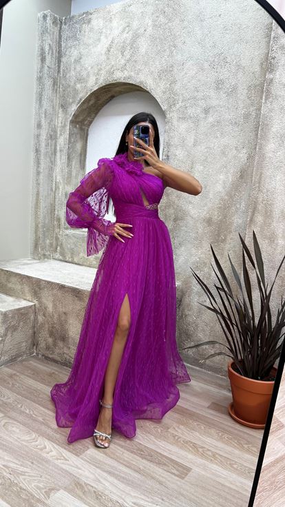 فستان سهرة من التول بأكمام واحدة باللون الفوشيا