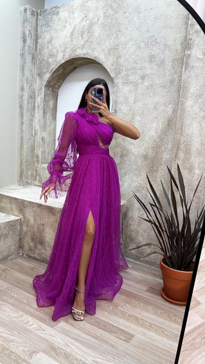 فستان سهرة من التول بأكمام واحدة باللون الفوشيا