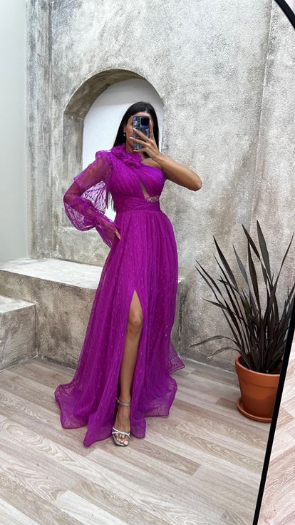 فستان سهرة من التول بأكمام واحدة باللون الفوشيا