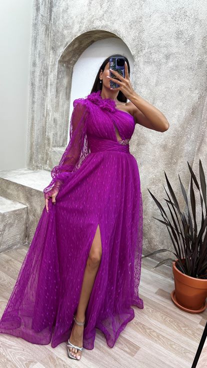 فستان سهرة من التول بأكمام واحدة باللون الفوشيا