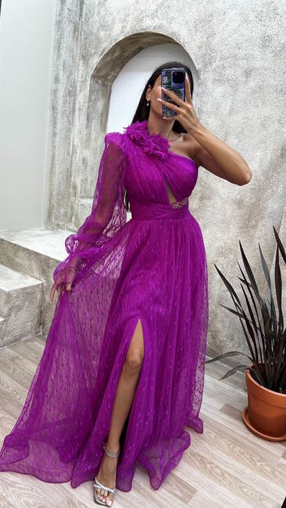 فستان سهرة من التول بأكمام واحدة باللون الفوشيا