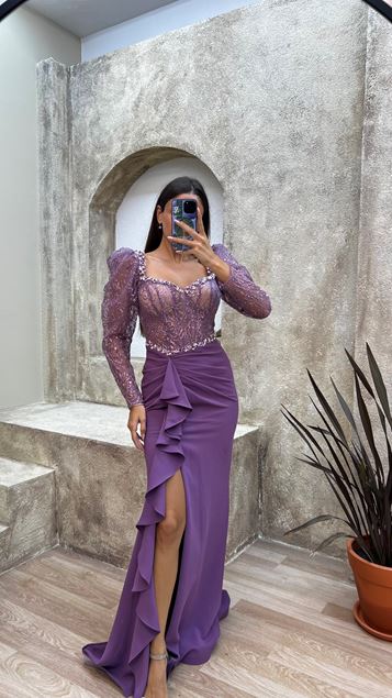 Vestido de noche de raso con volantes bordado lila