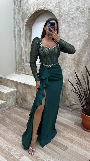 Abito da sera in raso ricamato a balze ricamato smeraldo