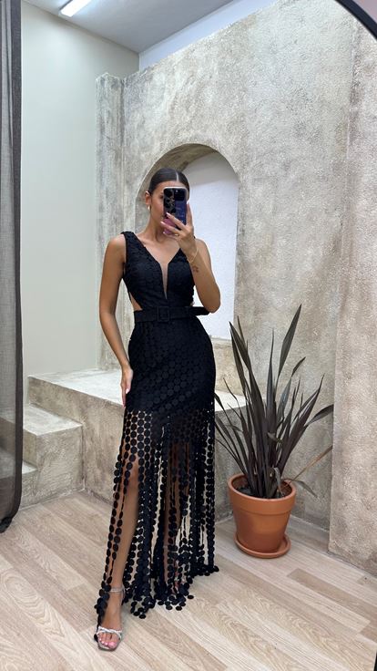 Vestido de noche negro de lunares con detalle en la cintura y cinturón 