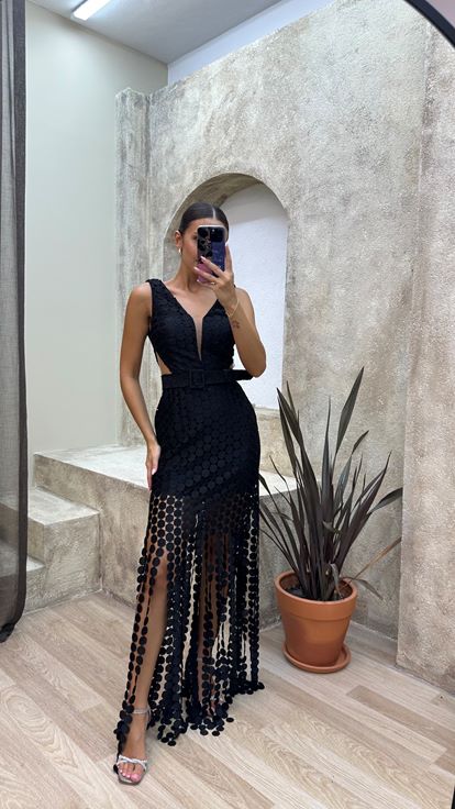 Vestido de noche negro de lunares con detalle en la cintura y cinturón 