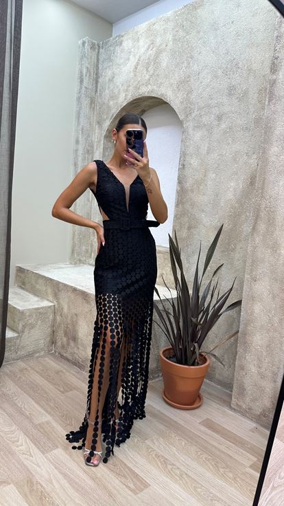 Vestido de noche negro de lunares con detalle en la cintura y cinturón 