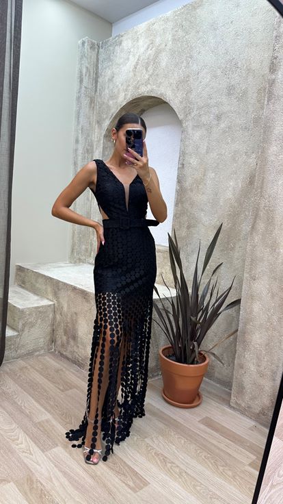 Vestido de noche negro de lunares con detalle en la cintura y cinturón 