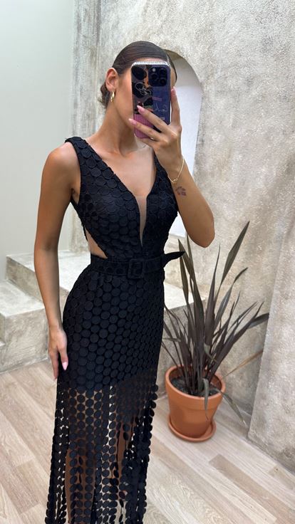 Vestido de noche negro de lunares con detalle en la cintura y cinturón 