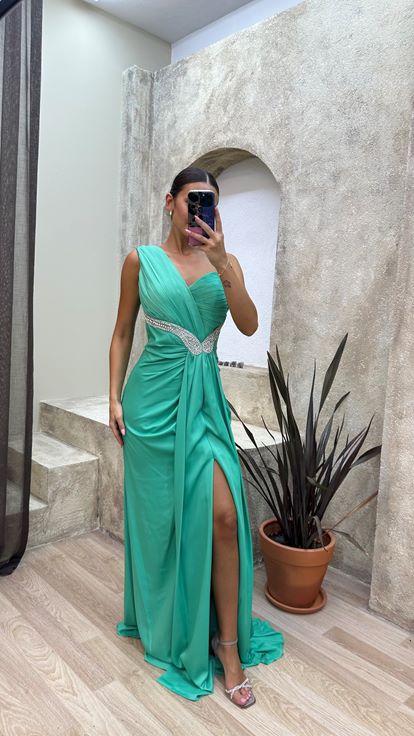 Mintgrünes  asymmetrisches Abendkleid mit Drapierung und steinverzierter Taille