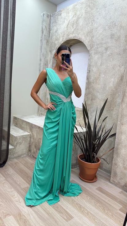 Mintgrünes  asymmetrisches Abendkleid mit Drapierung und steinverzierter Taille